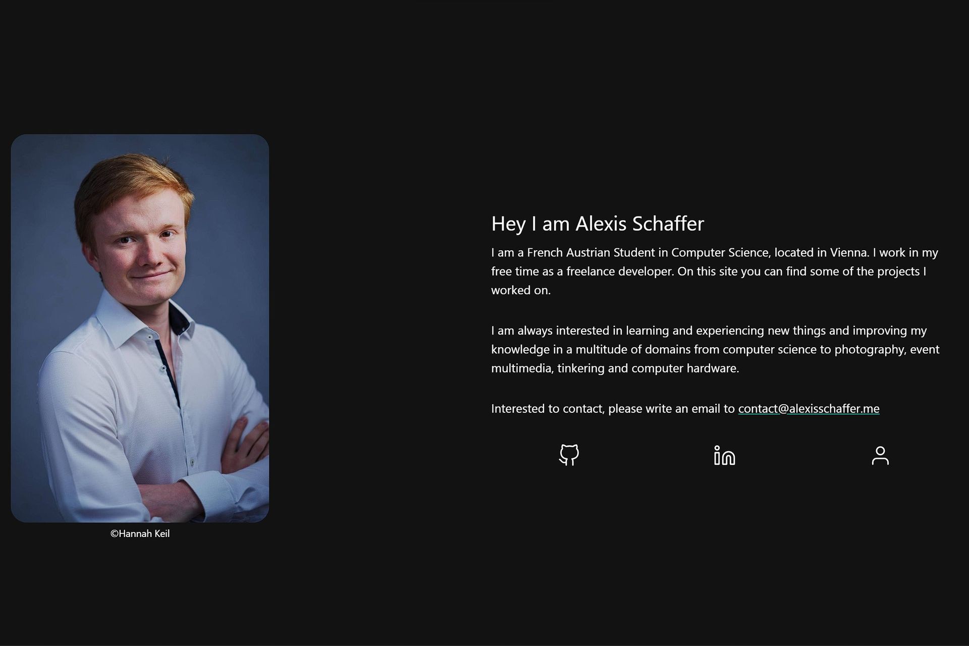 Screenshot of the 'about me' section of the alexisschaffer.me website, dark theme