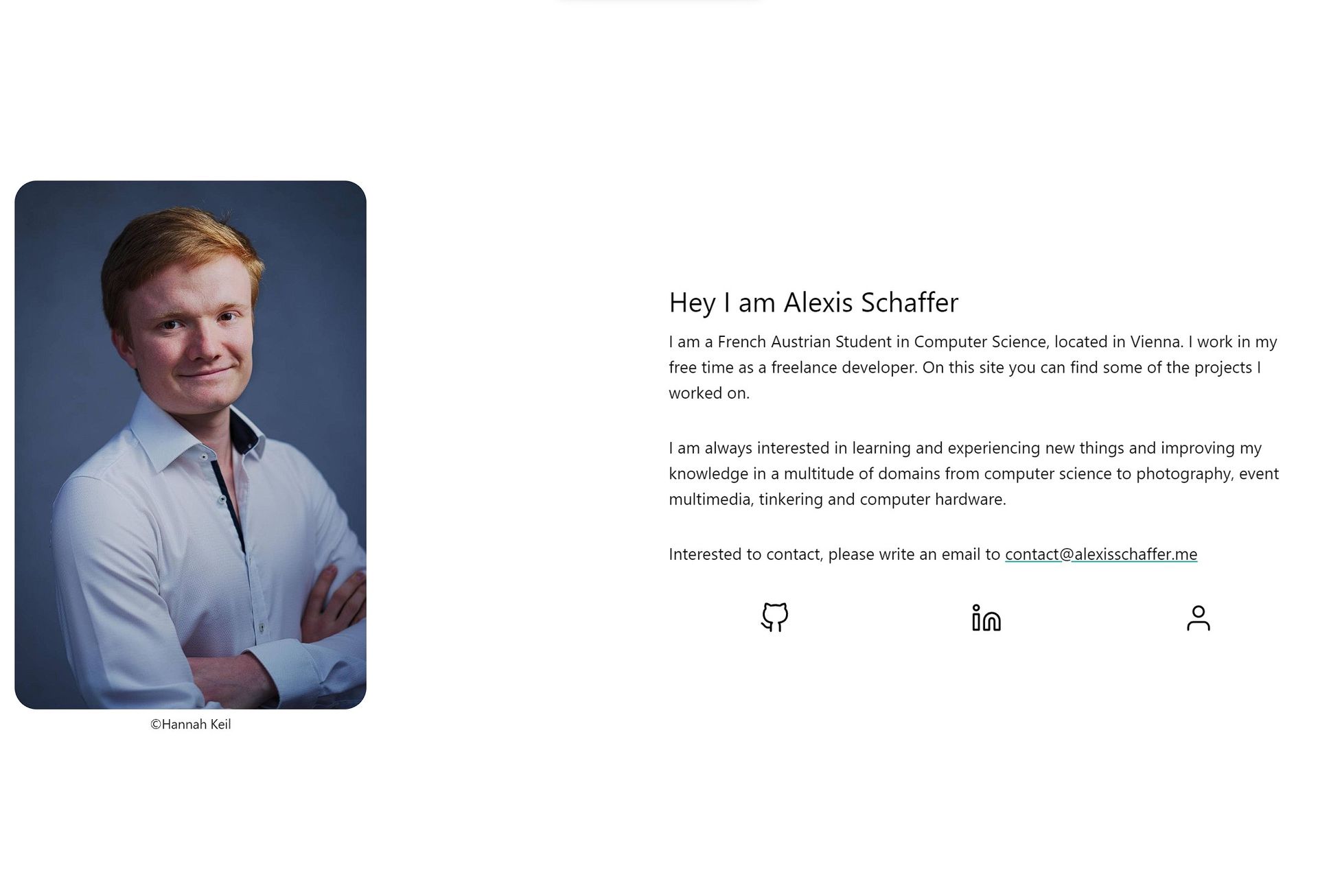 Screenshot of the 'about me' section of the alexisschaffer.me website, light theme